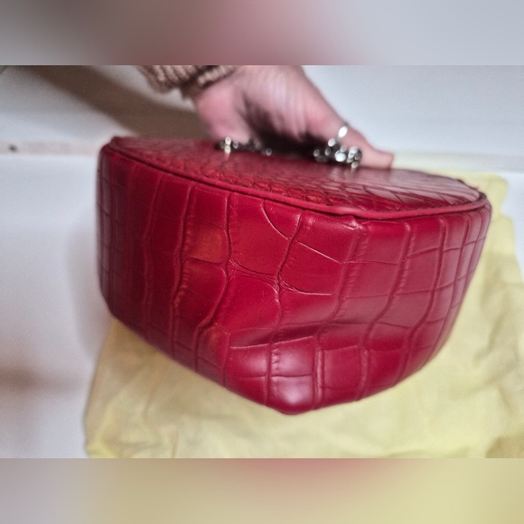 Elegant Heart-Shaped Crossbody Bag in Red - Picture 5 of 8